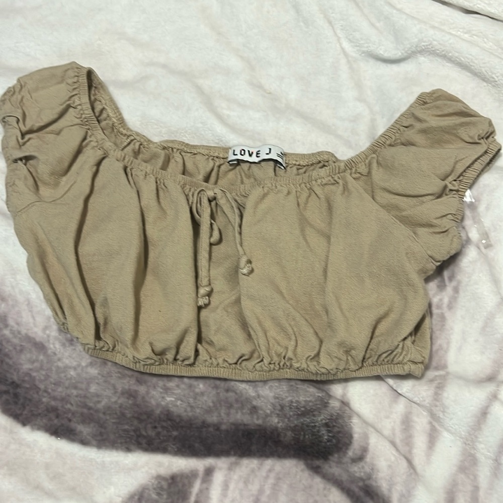 Size medium but it’s a little on the smaller size